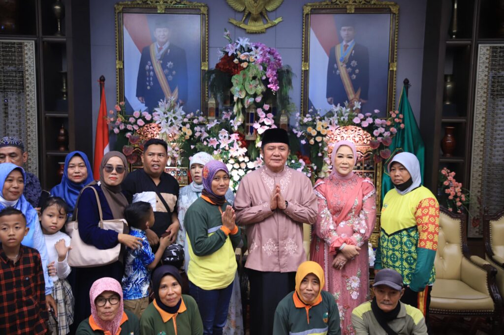 Ribuan Masyarakat, Driver Ojol, dan Petugas Kebersihan Ramai-ramai Hadiri Open House Gubernur Herman Deru