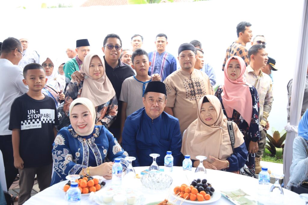 Pulang Kampung ke Lahat, Cik Ujang Gelar Halal Bihalal dengan Warga