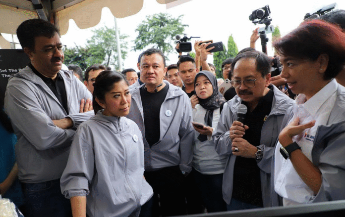 Presiden Direktur & CEO XL Axiata, Rajeev Sethi, Menteri Komunikasi dan Digital RI, Meutya Hafid, Direktur Jenderal Ekosistem Digital Kementerian Komunikasi & Digital, Edwin Hidayat Abdullah, Presiden Direktur Smartfren, Merza Fachys, dan Direktur &Chief Enterprise Business & Corporate Affairs Officer XL Axiata, Yessie D Yosetya, hadir dalam Sosialisasi Peraturan Menteri tentang eSIM dan Pemutakhiran Data menggunakan Biometrik di Jakarta, Jumat (11/4). Pada kesempatan tersebut, XL Axiata memperkenalkan layanan eSIM dan registrasi kartu prabayar berbasis teknologi biometrik pengenalan wajah (Face Recognition) untuk memperkuat keamanan data pelanggan. Kebijakan ini merupakan bagian dari upaya pemerintah menciptakan ruang digital yang lebih aman, mendukung ekosistem digital tertib, serta mendorong perlindungan data pribadi sesuai dengan UU PDP.
