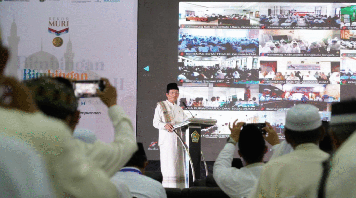 Menteri Agama Nasaruddin Umar menyampaikan materi dalam Bimbingan Manasik Haji Nasional, Sabtu (19/4/2025).