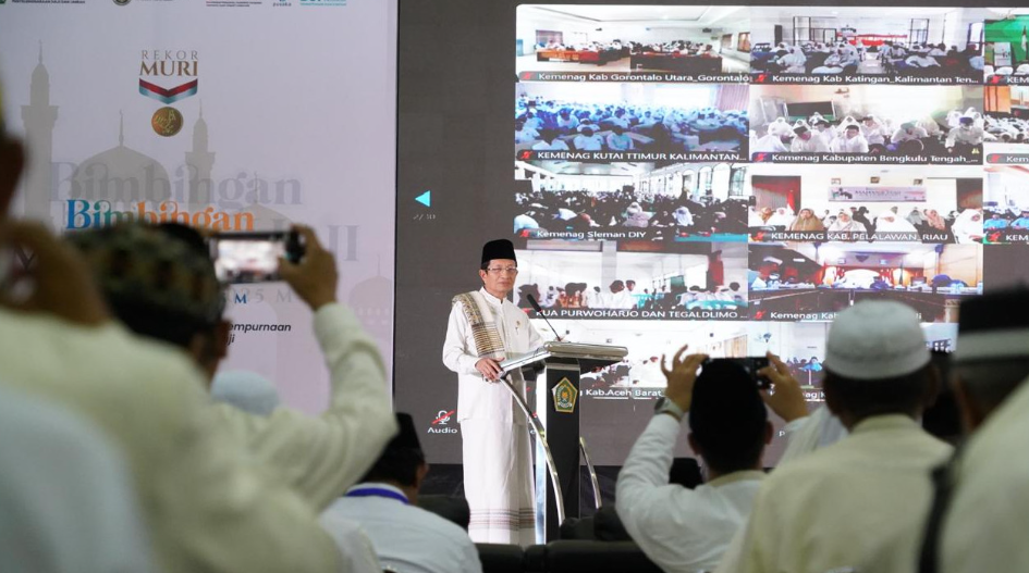 Menteri Agama Nasaruddin Umar menyampaikan materi dalam Bimbingan Manasik Haji Nasional, Sabtu (19/4/2025).