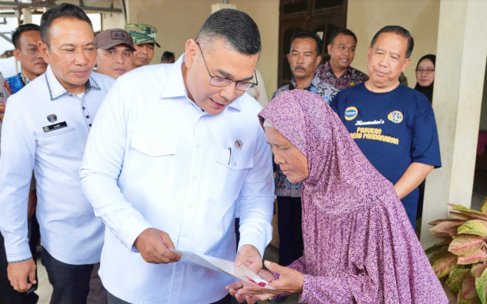 Tak Perlu Cemas, Sertipikat Tanah Kini di Kantong! Wamen Ossy Blusukan Door to Door di Semarang