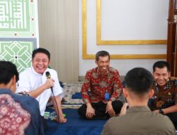 Usai Salat Jumat di Kantor, Herman Deru Dengarkan Curhat Para Pegawai
