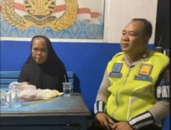 Polisi Bantu Nenek Tua yang Kehabisan Ongkos di Banyuasin Hendak Pulang ke Lampung