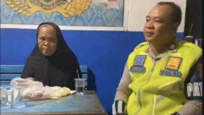 Polisi Bantu Nenek Tua yang Kehabisan Ongkos di Banyuasin Hendak Pulang ke Lampung