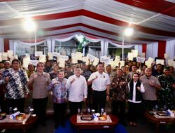 Lampaui Target PTSL, Menko AHY dan Wamen Ossy Dermawan Serahkan Langsung Sertipikat Warga Pacitan