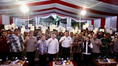 Lampaui Target PTSL, Menko AHY dan Wamen Ossy Dermawan Serahkan Langsung Sertipikat Warga Pacitan