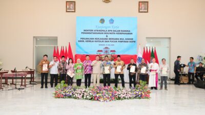 Serahkan Sertipikat di Sulut, Menteri Nusron Komitmen pada Era Presiden Prabowo PR di Bidang Pertanahan Harus Selesai