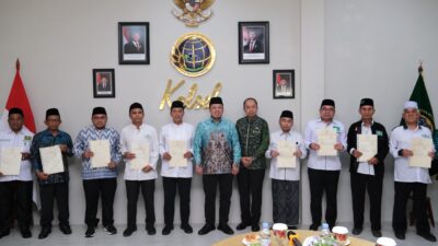 Serahkan 11 Sertipikat Tanah Wakaf PCNU Kalimantan Selatan, Menteri Nusron Dorong Kolaborasi Lintas Organisasi Keagamaan