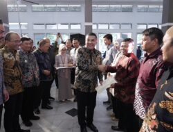 Serahkan Sertipikat ke UMKM di Garut, Wamen Ossy Dermawan Harap Masyarakat Kembangkan Usaha