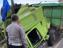 Truk Fuso di Palembang Terbang ke Median dan Hancurkan Tiang Lampu Jalan