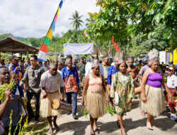 Kunjungan ke Papua, Menteri Nusron Sosialisasikan Pendaftaran Tanah Ulayat dan Serahkan Sertipikat Rumah Ibadah