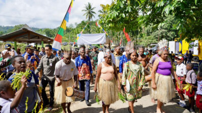 Kunjungan ke Papua, Menteri Nusron Sosialisasikan Pendaftaran Tanah Ulayat dan Serahkan Sertipikat Rumah Ibadah