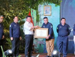 Momen Hari Lingkungan Hidup Sedunia, Ratu Dewa Raih 3 Penghargaan dari Gubernur Sumsel