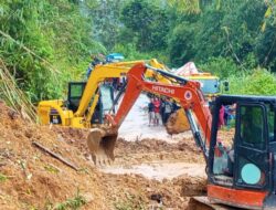 Pemkab OKU Selatan Lakukan Pembersihan Material Longsor di Kecamatan Sindang Danau