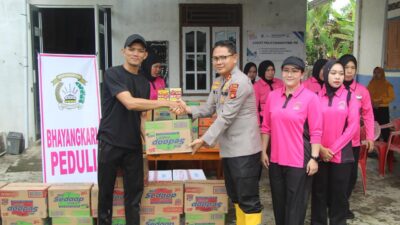 Kapolres OKU Timur Terjun Langsung Bantu Korban Banjir: Evakuasi Warga Serta Bagikan Sembako