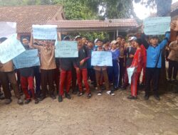 Ratusan Siswa Tuntut Kepsek SMK 1 OKU Selatan Mundur Usai Diduga Potong Dana PIP