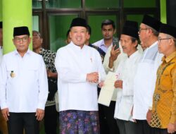 Serahkan 13 Sertipikat di Banten, Menteri Nusron Wahid Ajak Organisasi Keagamaan “Keroyok” Percepatan Sertipikasi Tanah Wakaf