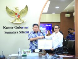 Kanwil BPN Sumsel Serahkan Sertifikat HPL Mozaik 5 dan 6 ke Gubernur Herman Deru