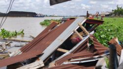 Tongkang Batu Bara Hantam Rumah Warga di Bantaran Sungai Musi, Kerugian Capai Ratusan Juta Rupiah.