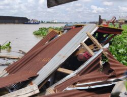 Tongkang Batu Bara Hantam Rumah Warga di Bantaran Sungai Musi, Kerugian Capai Ratusan Juta Rupiah.