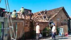 Aksi Sosial DKM Nurul Hidayah OKU Timur: Bedah Rumah untuk Warga Pemetung Basuki