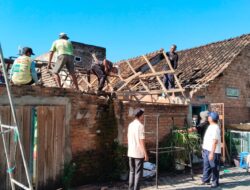 Aksi Sosial DKM Nurul Hidayah OKU Timur: Bedah Rumah untuk Warga Pemetung Basuki