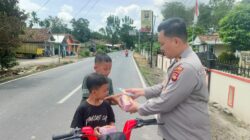 Kapolsek Madang Suku II Gelar Aksi Sosial: Bagikan Alat Tulis dan Botol Minum