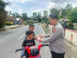 Kapolsek Madang Suku II Gelar Aksi Sosial: Bagikan Alat Tulis dan Botol Minum