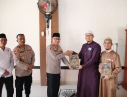 Jelang HUT Bhayangkara ke-80, Kapolres OKU Timur Salurkan Bansos ke Ponpes Darul Qur’an Wal Hadist