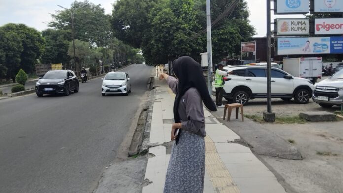 IMG-20260613-WA0067 Korban Begal Menunjukkan Lokasi pembegalan di alaminya di Jalan Basuki Rahmad Kecamatan Kemuning Palembang Sumatera Selatan.